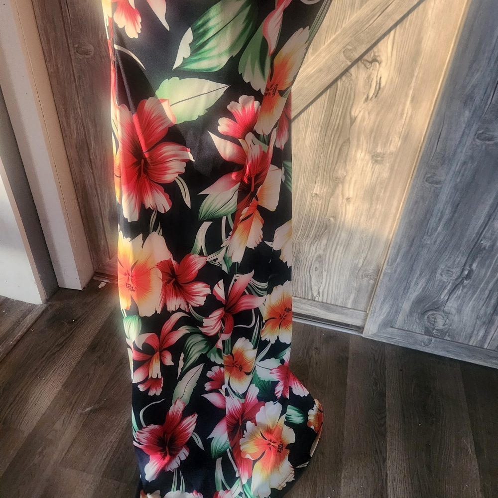 Hawaiian Off-Shoulder Maxi Dress - Picture 6 of 9